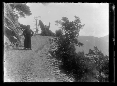 Hombre en la carretera de montaña del Cáucaso de Hugo Simberg