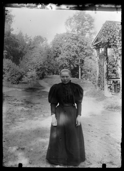 Mujer en el patio de la Villa Blanca de Hugo Simberg