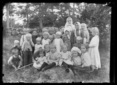 Niños de la localidad y de la mansión Niemenlauta de Hugo Simberg