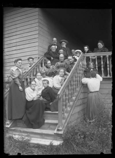 Foto de grupo en la escalinata de la Villa Blanca de Hugo Simberg