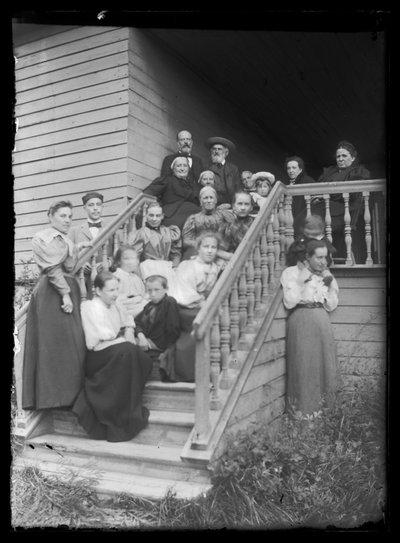 Foto de grupo en la escalinata de la Villa Blanca de Hugo Simberg