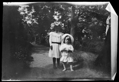 Probablemente una chica de la familia Gadd y Tom Simberg de Hugo Simberg