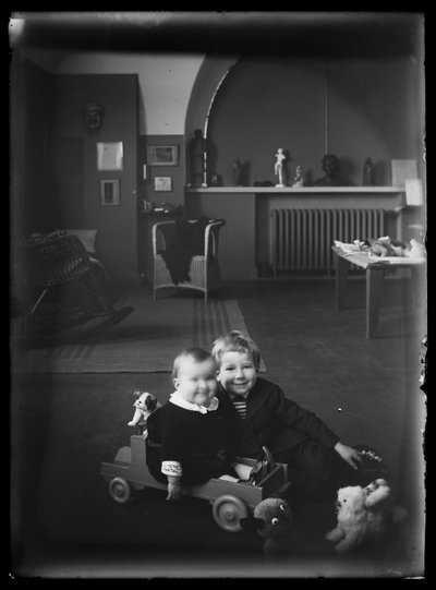 Tom y Uhra Simberg en su estudio de Siltasaarenkatu de Hugo Simberg