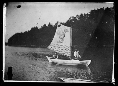 Barco blanco pintado por Hugo con velas monstruosas de Hugo Simberg