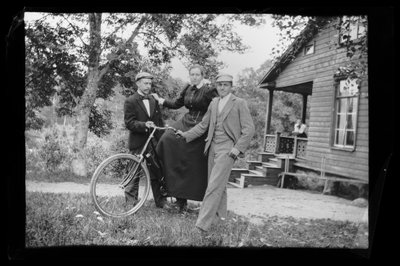 Wolter, Blenda y Einar Simberg en el patio de la Villa Amarilla, en el porche de la villa Elma Simberg de Hugo Simberg