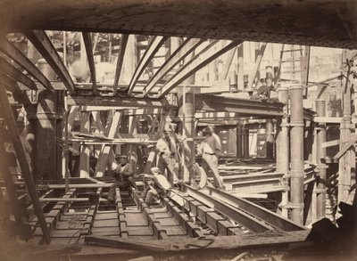 Trabajadores en vigas del auditorio, Nueva Ópera de París de Hyacinthe César Delmaet and Louis Émile Durandelle