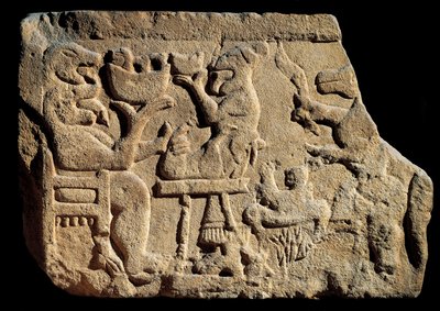 Arte ibérico: bajo relieve que representa una escena de banquete mitológico donde un dios del inframundo tiene dos cabezas con la boca abierta frente a un altar de sacrificio. Alrededor de 500 a.C. procedente de la tumba de Pozo Moro, España. Madrid, Museo de Iberian