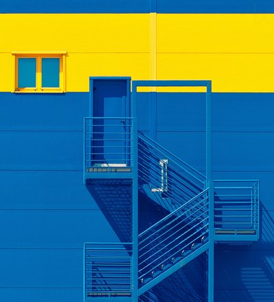 Fachada en azul, amarillo y negrita de Igor Bakotic
