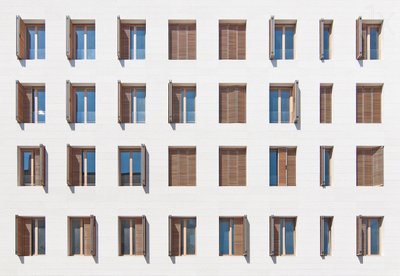 Fachada con ventanas geométricas de Igor Bakotic