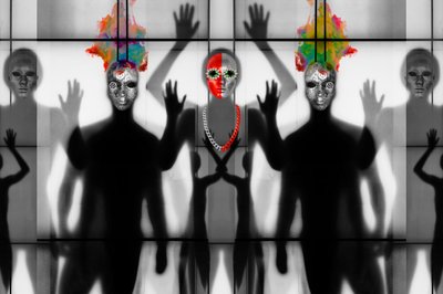 Reflejo de figuras enmascaradas de Igor Shrayer