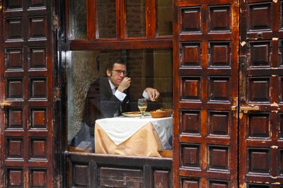El hombre pensativo en el escaparate de la cafetería de Igor Shrayer