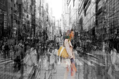 Paseo por la ciudad de la mujer sonriente de Igor Shrayer