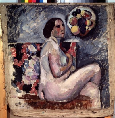 Akt. Retrato de una mujer desnuda, sentada con las piernas cruzadas, de perfil, haciendo un gesto de modestia. Detrás de ella, un cuadro de frutas y un sombrero decorado con frutas colgados en la pared. Pintura de Ilya Ivanovich Mashkov (Ilia Machkov, Matc de Ilya Ivanovich Mashkov