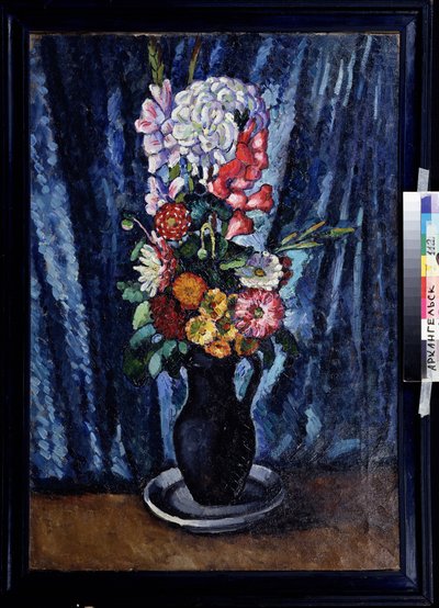 Manojo de flores en una jarra negra sobre fondo azul. Pintura de Ilya Ivanovich Mashkov (Ilia Machkov, Matchkov) (1881-1944), óleo sobre lienzo 1916. Arte ruso, naturaleza muerta, principios del siglo XX. Región de Ilya Ivanovich Mashkov