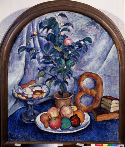 Naturaleza muerta. Camelia (Naturaleza muerta. Camelia). Fruta, pasteles y una pila de libros bajo una maceta. Pintura de Ilya Ivanovich Mashkov (Ilia Machkov, Matchkov) (1881-1944), óleo sobre lienzo de Ilya Ivanovich Mashkov