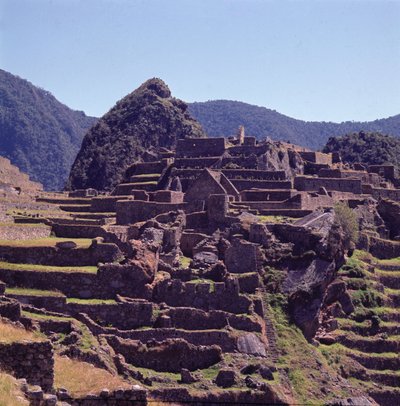 Edificios en terraza de la ciudadela en Machu Picchu de Incan