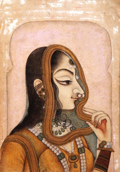 Una mujer hermosa, enmarcada por un arco de Indian School