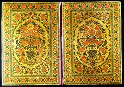 Un par de cubiertas de libros lacadas decoradas con un diseño floral, con un jarrón de flores y pinzones en el centro de Indian School
