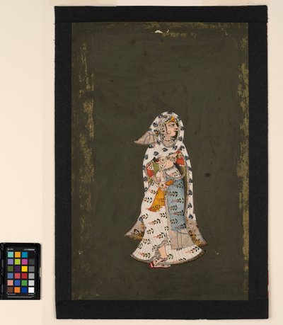 Una mujer de pie con sari blanco de patrón floral, una capa con patrón de plumas de pavo real de Indian School