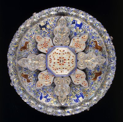 Un plato de dulces de plata india e incrustaciones de jade, que representa leones y elefantes entre un denso follaje, principios del siglo XIX de Indian School