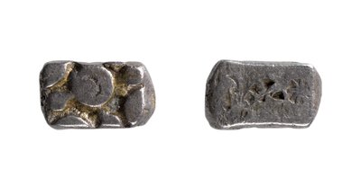 Ambos lados de un medio karshapana de plata, Avanti de Indian School