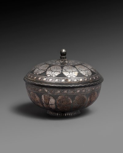 Tazón y tapa de aleación de metal incrustados con plata, cada uno con una banda de flores naturalistas, 1700-1899 de Indian School