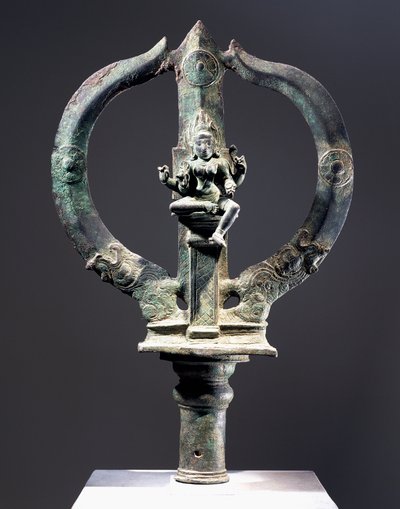 Tridente de bronce con figura de Mariyammai, diosa de la viruela llevada en procesiones durante epidemias, civilización india de Indian School