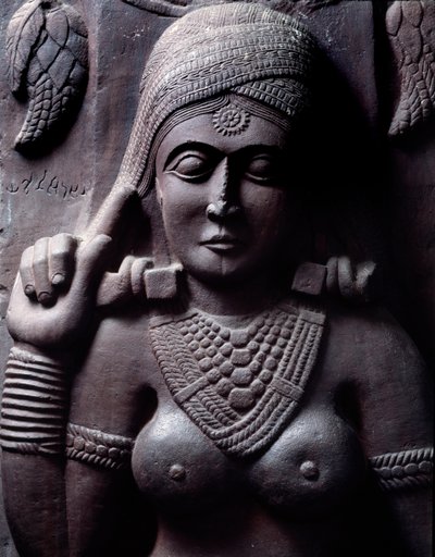 Budismo: “Sudarsana Yakshini” (detalle) del stupa de Bharhut. Bajorrelieve de piedra negra, siglo II a.C. Kolkata, Museo Indio de Indian School