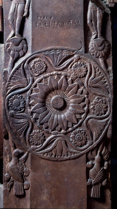 Budismo: medallón decorado con patrones florales - detalle del stupa de Bharhut (Barhut, Barouth) Bajorrelieve de piedra negra, siglo II a.C. - Kolkata, Museo Indio de Indian School