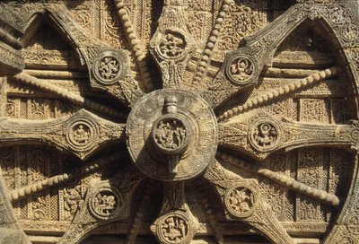 Rueda de carro en la base del Templo de Surya de Indian School