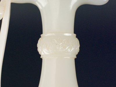 Detalle de mango de daga con diseño floral de Indian School