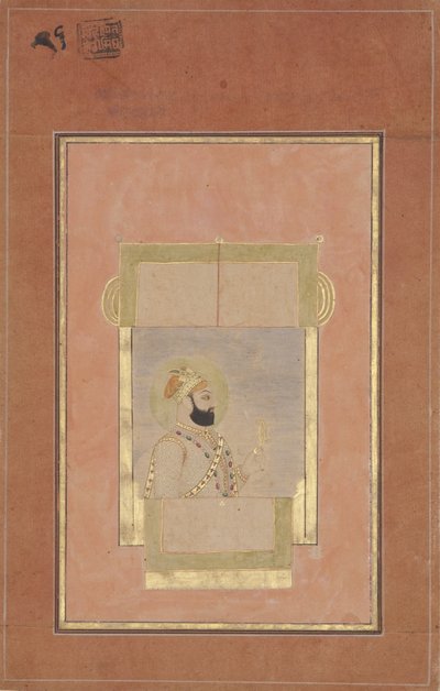 Farrukh Siyyar sentado en una ventana, sosteniendo un sarpech dorado de Indian School