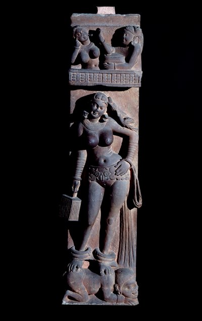 Hinduismo: representación de una Yakshini, espíritu de la naturaleza, sosteniendo una jaula y un loro, ella está de pie sobre un enano - Escultura de Mathura, gres, siglo II de Indian School