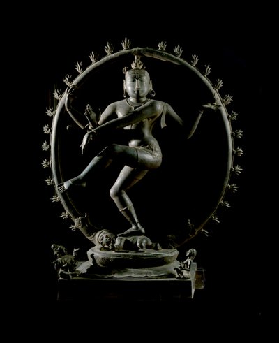 Hinduismo: representación del dios Shiva Nataraja, dios de la danza (Shiva Nataraja, señor de la danza) Escultura de bronce del siglo XII - Kolkata, Museo Indio de Indian School
