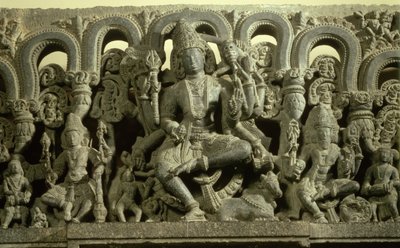 Dintel que representa la Trinidad: Siva, Brahma y Vishnu, Warangal, Kakatiya de Indian School