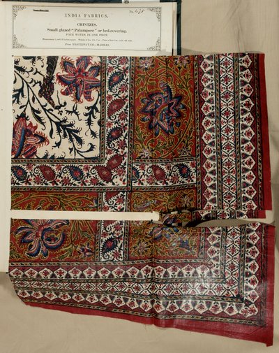 Muestra pequeña de palampore esmaltado o cubrecama de Masulipatam en Madrás, de La Colección de los Fabricantes de Textiles de la India, por John Forbes Watson, publicada en 1866 de Indian School