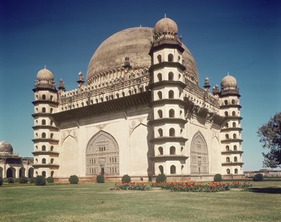 Vista del Gol Gumbaz, mausoleo de Mohammed Adil Shah II (1627-57) construido en 1659 de Indian School
