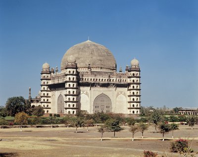 Vista del Gol Gumbaz, mausoleo de Mohammed Adil Shah II (1627-57) construido en 1659 de Indian School