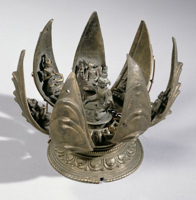 Vishnu con el loto rodeado por sus encarnaciones en los pétalos articulados, India Oriental, c.1200 (bronce) de Indian School