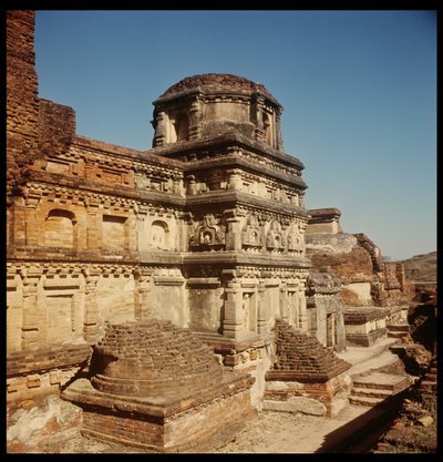 Estupa votiva del templo principal del Sitio III, 320-530 de Indian School