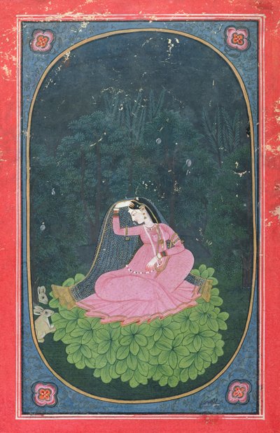 Mujer sentada en un lecho de hojas en un bosque de Indian School