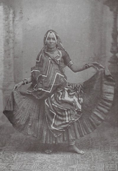 Bombay / Mumbai: Danza india con falda (foto b/n) de Indian photographer