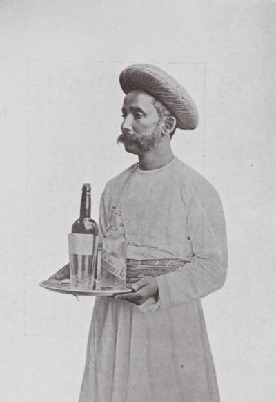Bombay / Mumbai: The Table-boy (foto en blanco y negro) de Indian photographer