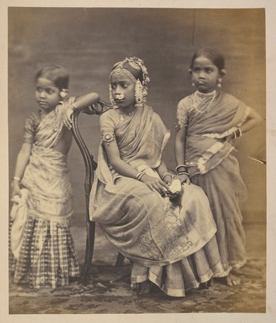 Grupo de niños de Madrás, mostrando el modo de usar joyas, c.1870 (foto sepia) de Indian photographer