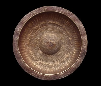 Plato pectoral ceremonial, pueblos de las Molucas de Indonesian School