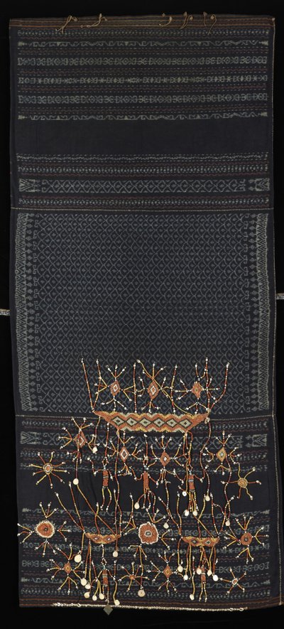 Falda ceremonial (lawo butu) (algodón, cuentas de vidrio, concha y metal) de Indonesian School