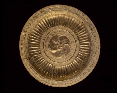Placa pectoral, pueblos de las Molucas, siglo XIX (posiblemente anterior) de Indonesian School