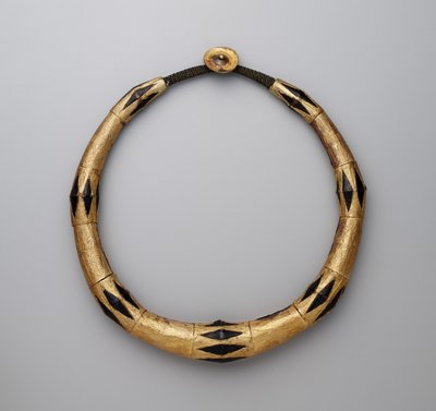 Collar de hombre (kalabubu) de Indonesian School