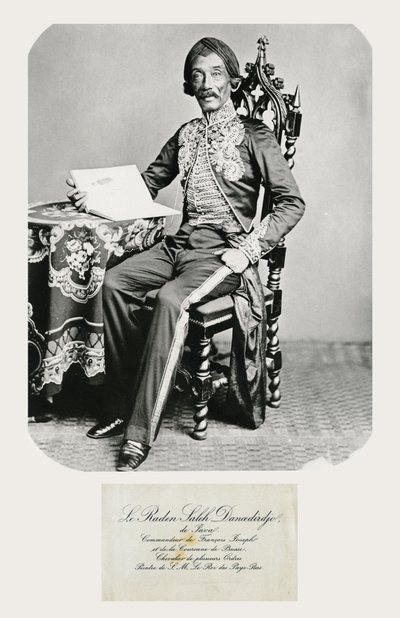 Retrato de Raden Saleh y su tarjeta de visita, c.1850-70 (foto en blanco y negro y grabado) de Indonesian School