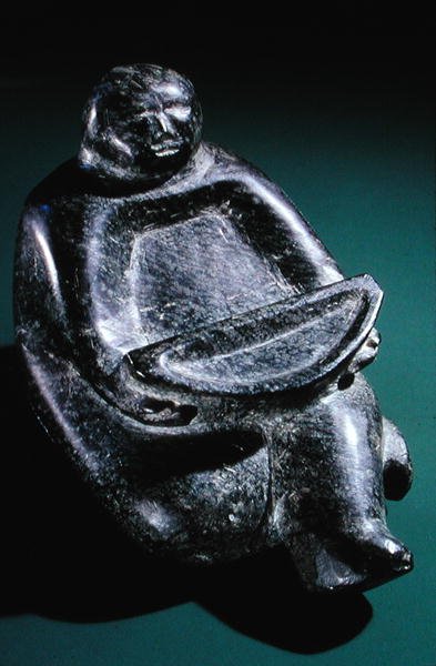 Figura sosteniendo un cuenco de ofrendas, de Cape Dorset de Inuit School